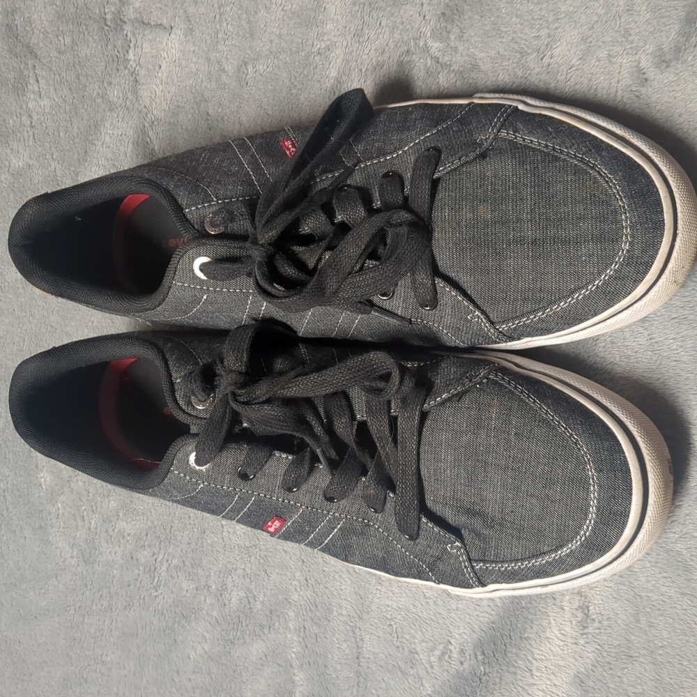 Levi's Black and White Sneakers Classic Style